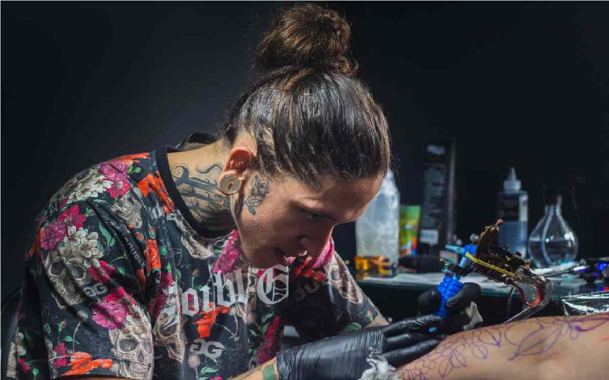 escuela de tatuador en istapalapa con alumno aprendiendo