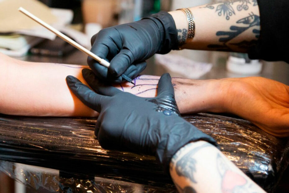 como se hace el tatuaje handpoke