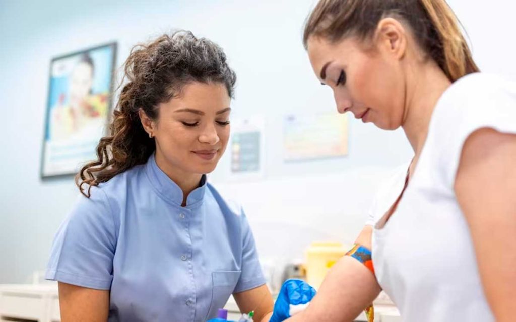 auxiliar de enfermería con paciente medicado