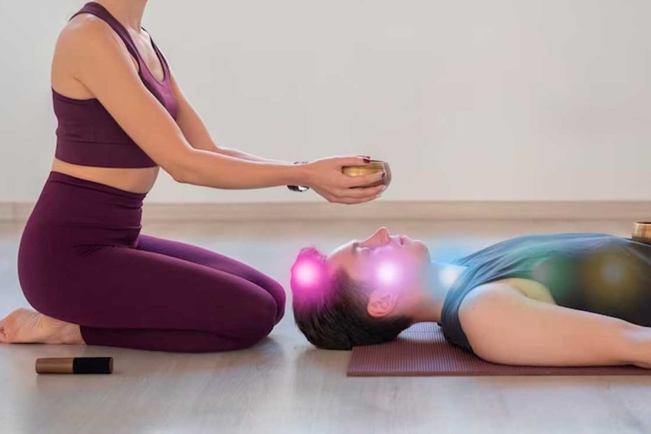 persona alineando los 7 chakras con acupuntura