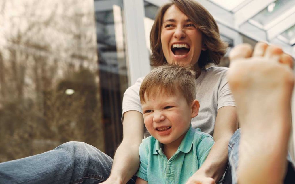 Diversión familiar de madre e hijo pequeño