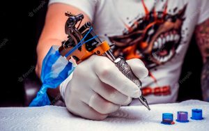 tatuador profesional con tintas