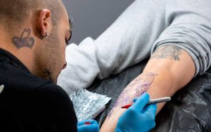 persona tatuador profesional trabajando