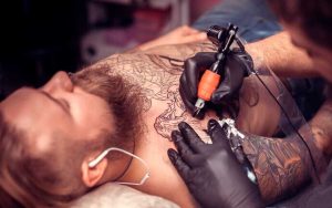 tatuador profesional haciendo diseño