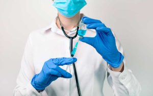 dr aplicando ozonoterapia
