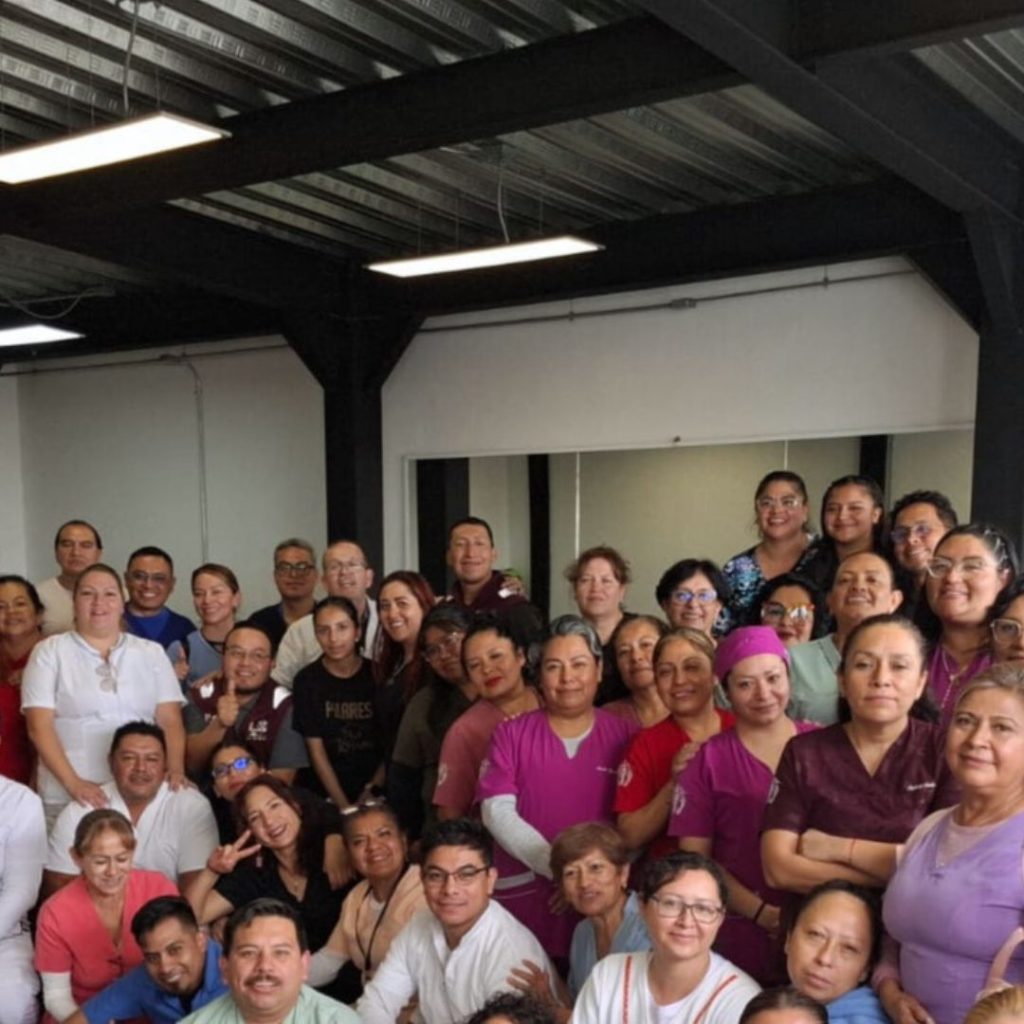 alt="medicos y personal junto en atencion medica general"